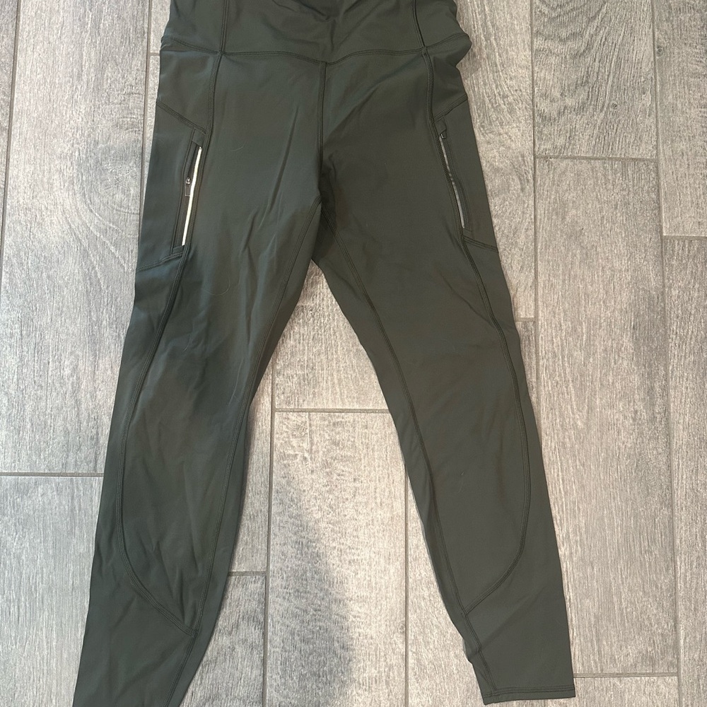 High-Waisted Black Leggings with Zipper Pockets